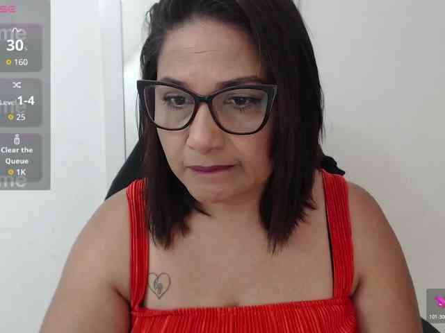 HotMilfSquirt webcam