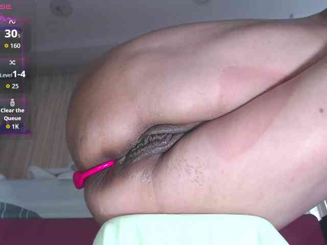 HotMilfSquirt webcam