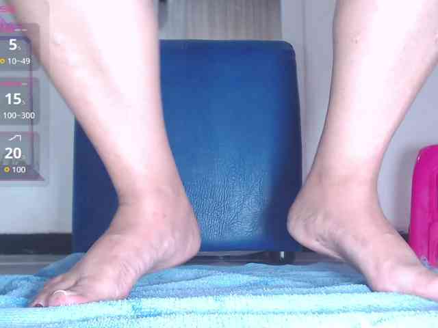 HotMilfSquirt webcam