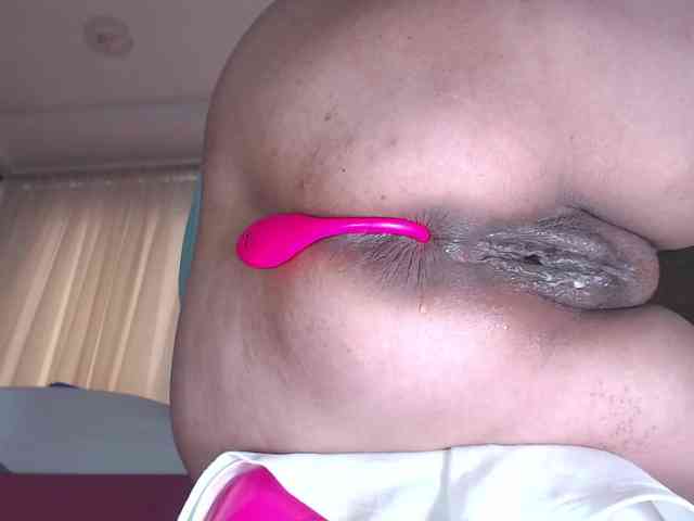 HotMilfSquirt webcam