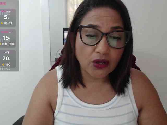 HotMilfSquirt webcam