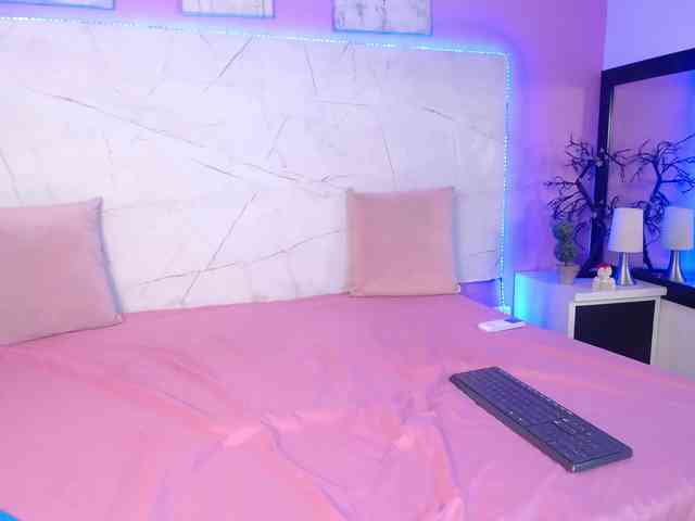 SELENE-BLOOM Live Webcam on BongaCams