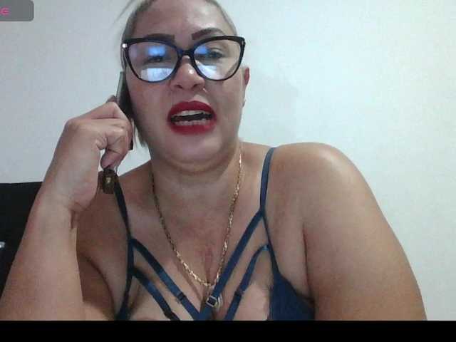 Hotmommyxxx's BongaCams show and profile