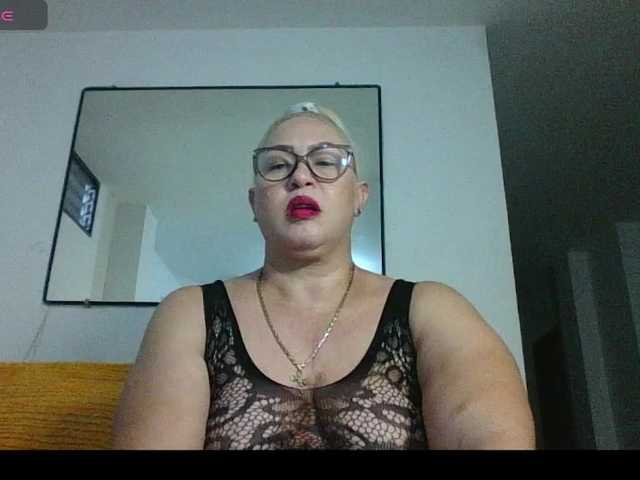 Hotmommyxxx's BongaCams show and profile