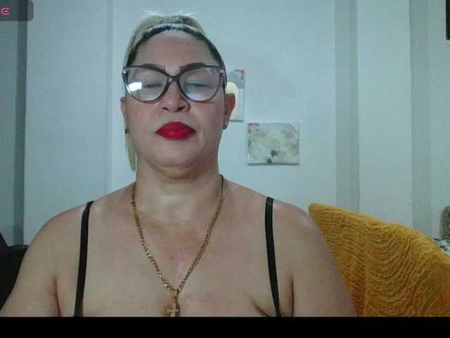 Hotmommyxxx's BongaCams show and profile