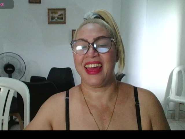 Hotmommyxxx's BongaCams show and profile