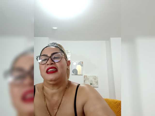 Hotmommyxxx's BongaCams show and profile