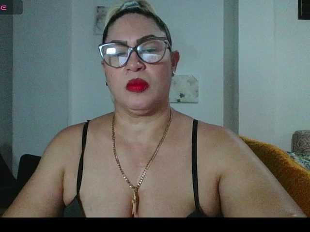 Hotmommyxxx's BongaCams show and profile