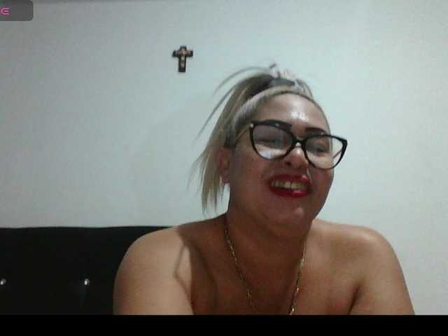 Hotmommyxxx's BongaCams show and profile