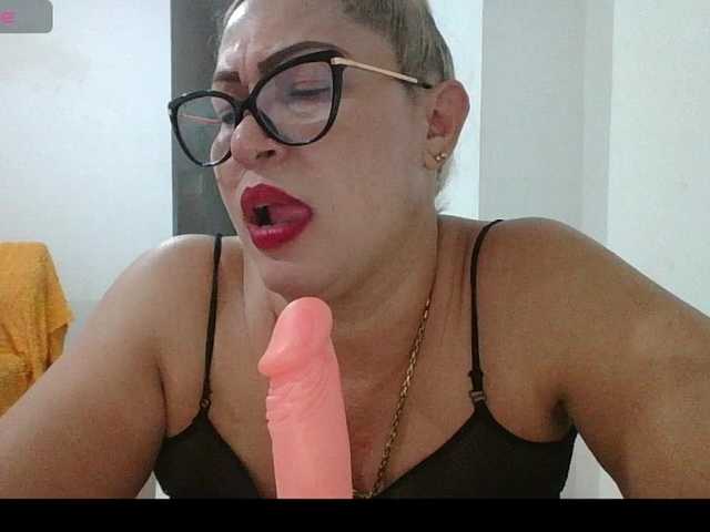 Hotmommyxxx's BongaCams show and profile