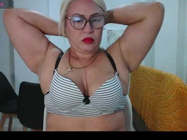 Hotmommyxxx's BongaCams show and profile