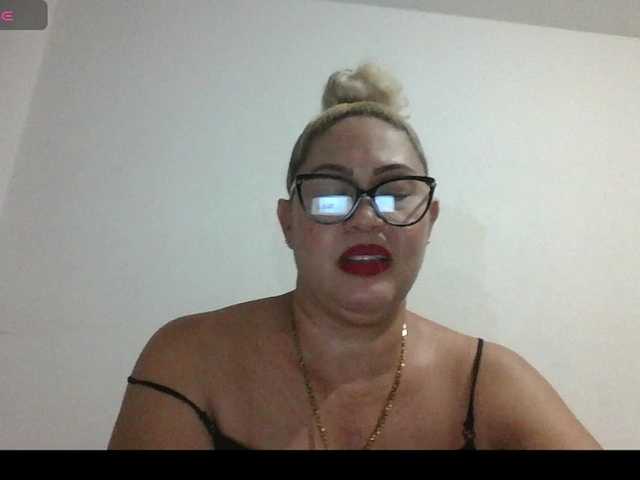 Hotmommyxxx's BongaCams show and profile