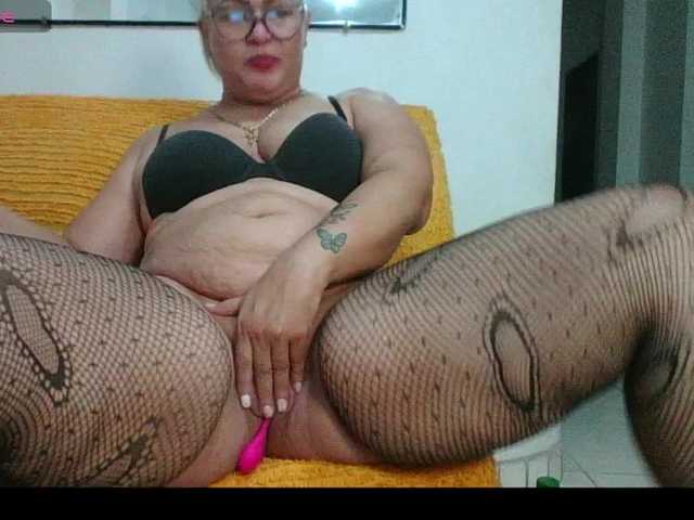 Hotmommyxxx's BongaCams show and profile