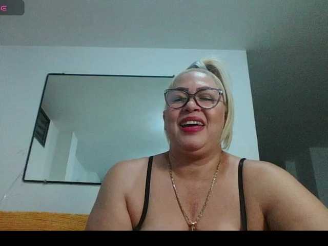 Hotmommyxxx's BongaCams show and profile