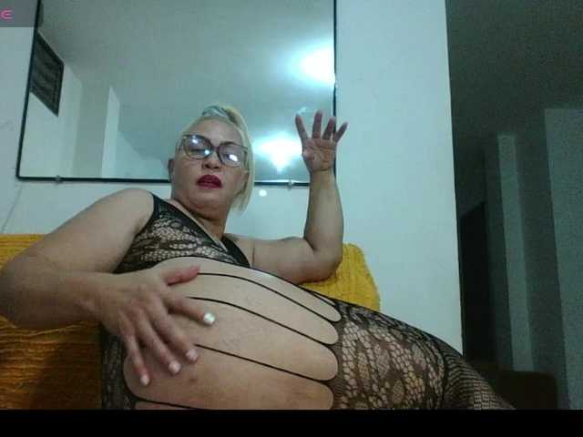 Hotmommyxxx's BongaCams show and profile