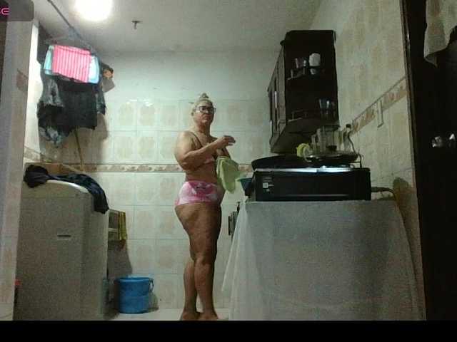 Hotmommyxxx's BongaCams show and profile