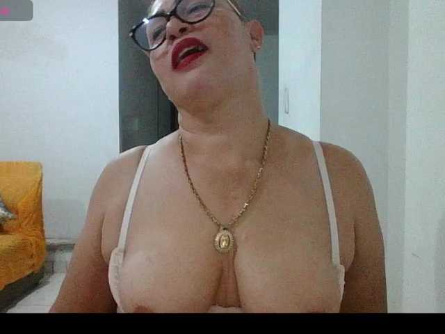 Hotmommyxxx's BongaCams show and profile