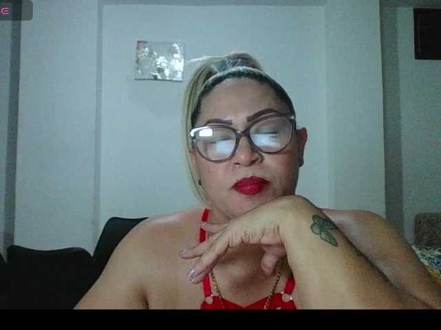 Hotmommyxxx's BongaCams show and profile