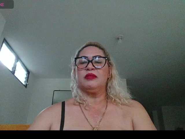 Hotmommyxxx's BongaCams show and profile