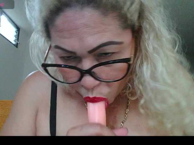 Hotmommyxxx's BongaCams show and profile