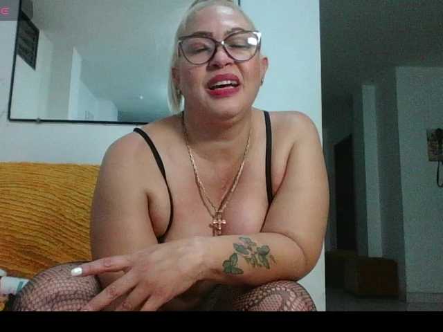 Hotmommyxxx's BongaCams show and profile