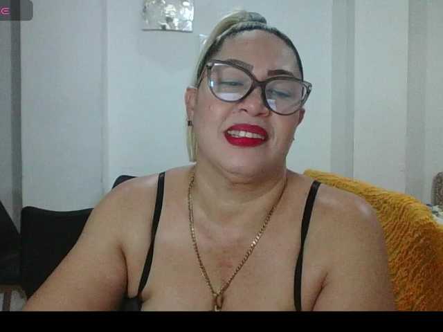 Hotmommyxxx's BongaCams show and profile