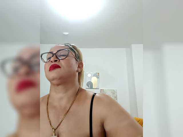 Hotmommyxxx's BongaCams show and profile