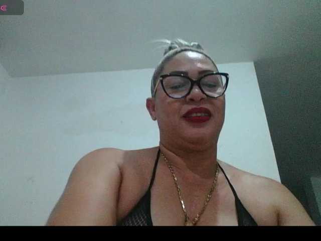 Hotmommyxxx's BongaCams show and profile