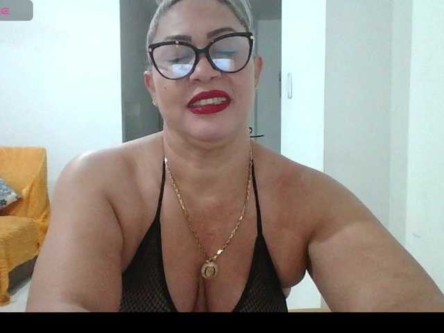 Hotmommyxxx's BongaCams show and profile