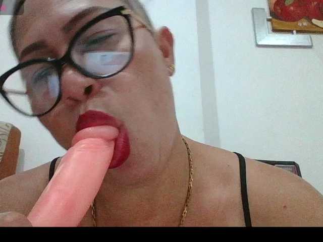 Hotmommyxxx's BongaCams show and profile