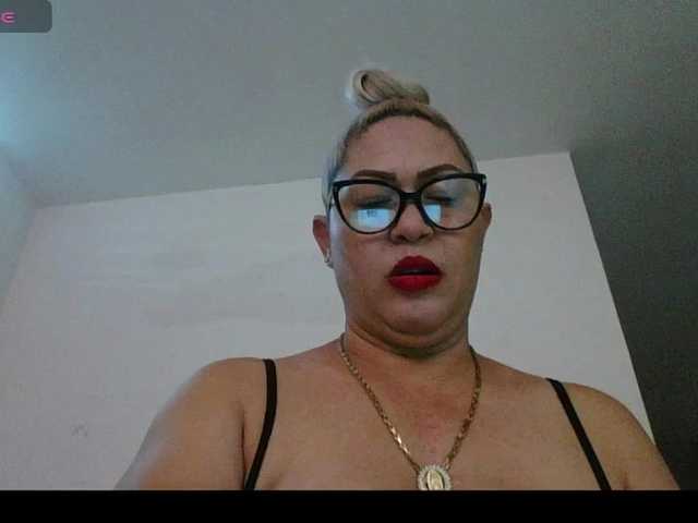 Hotmommyxxx's BongaCams show and profile