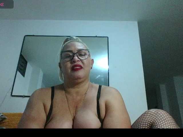 Hotmommyxxx's BongaCams show and profile