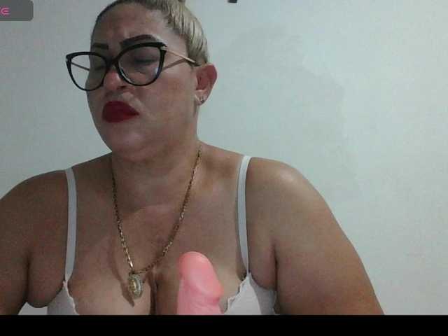 Hotmommyxxx's BongaCams show and profile