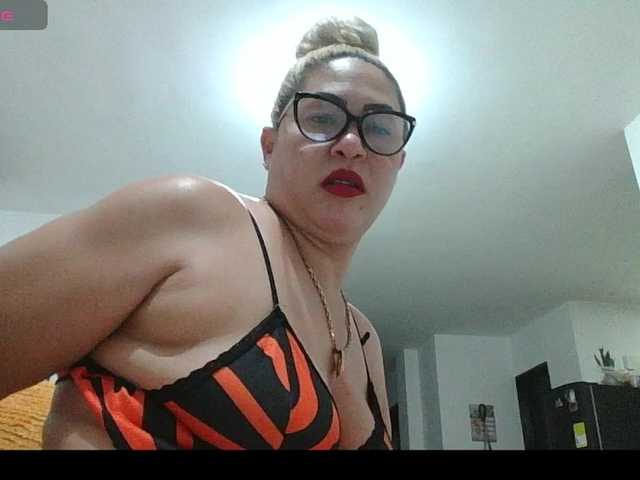 Hotmommyxxx's BongaCams show and profile