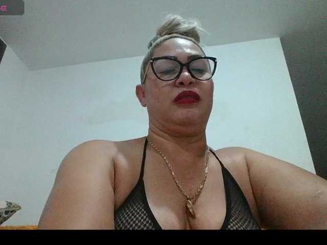 Hotmommyxxx's BongaCams show and profile