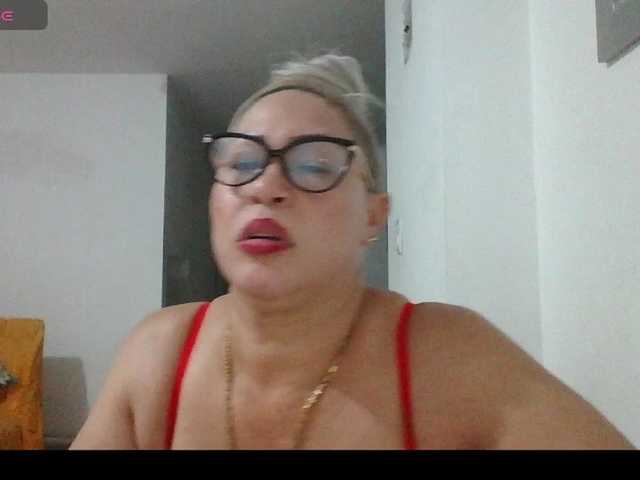 Hotmommyxxx's BongaCams show and profile