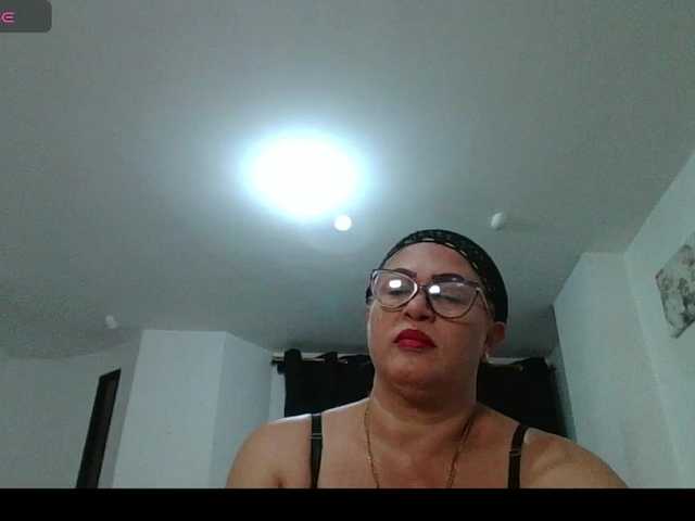 Hotmommyxxx's BongaCams show and profile