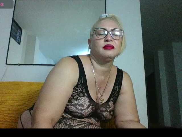 Hotmommyxxx's BongaCams show and profile