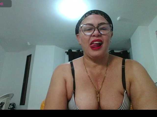 Hotmommyxxx's BongaCams show and profile