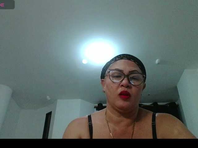 Hotmommyxxx's BongaCams show and profile