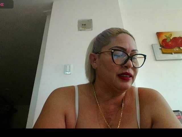 Hotmommyxxx's BongaCams show and profile