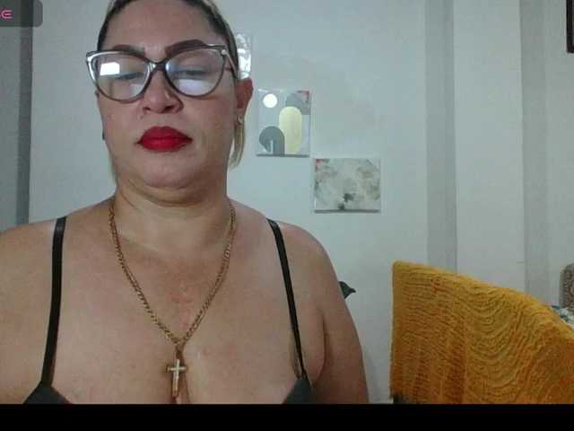 Hotmommyxxx's BongaCams show and profile