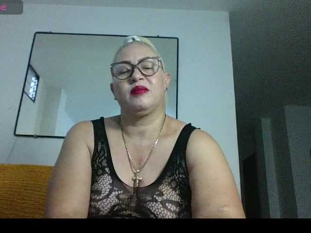 Hotmommyxxx's BongaCams show and profile