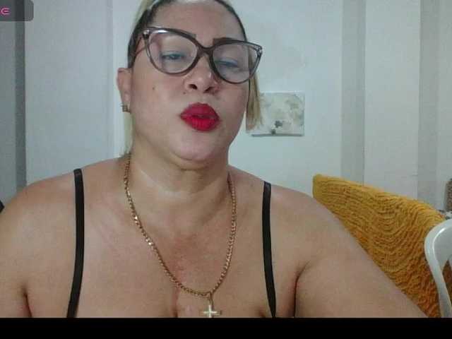 Hotmommyxxx's BongaCams show and profile