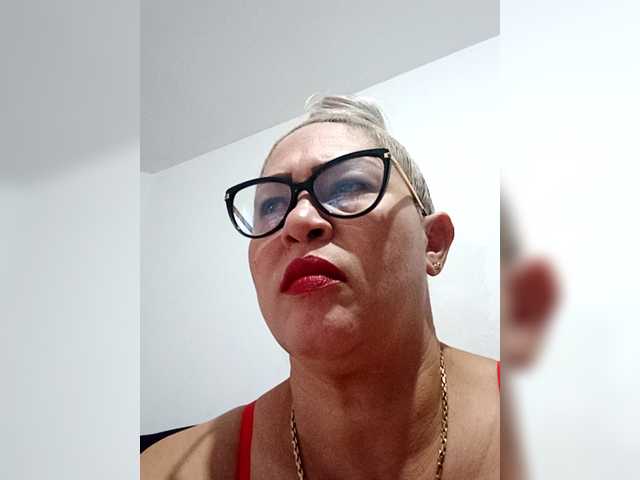 Hotmommyxxx's BongaCams show and profile