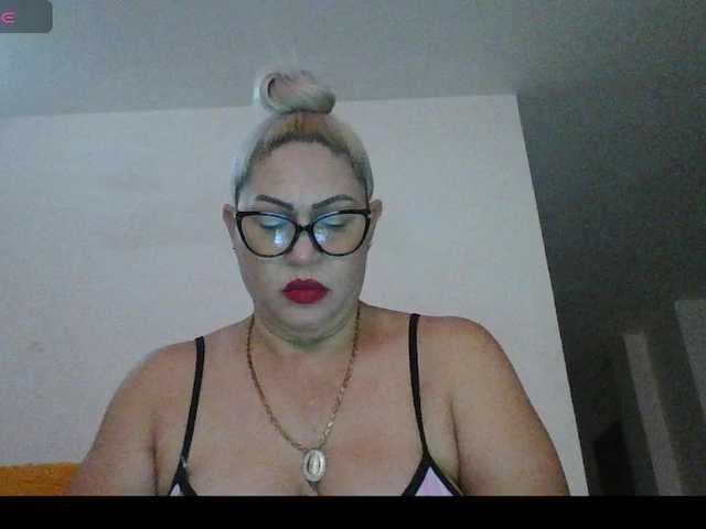 Hotmommyxxx's BongaCams show and profile