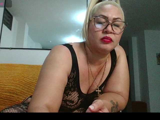 Hotmommyxxx's BongaCams show and profile