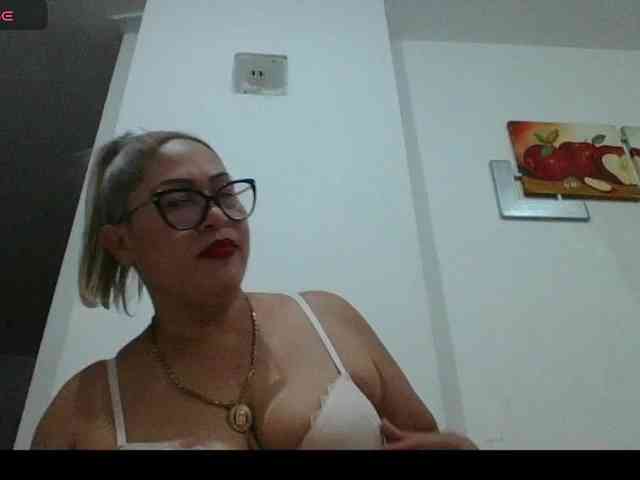 Hotmommyxxx webcam
