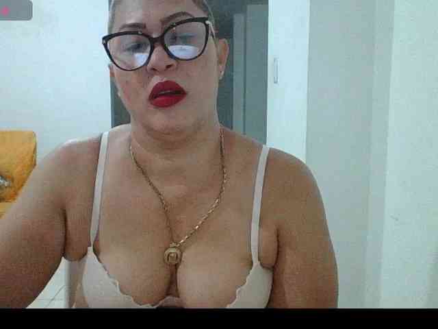 Hotmommyxxx Live Webcam on BongaCams