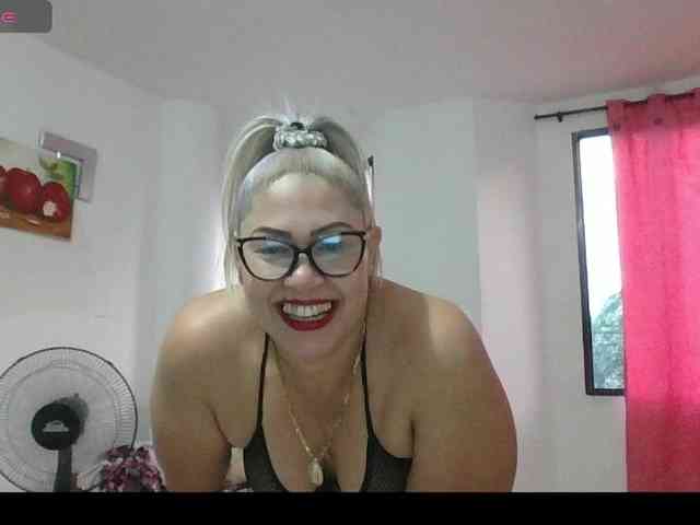 Hotmommyxxx webcam